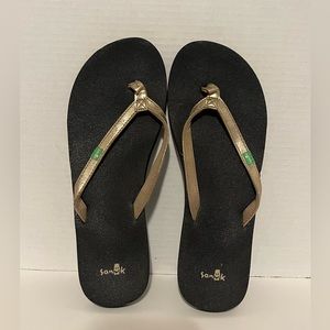 Sanuk Black With Gold Strap Yoga Mat Flip Flop/Sandal Size 9